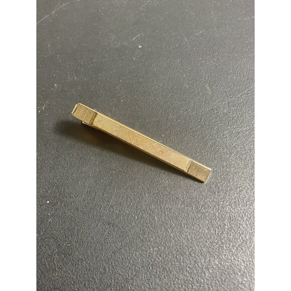 Vintage Gold Tone Tie Clip For Men Geometric Pattern Secure Grip - Picture 1 of 3
